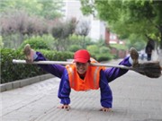 Bóng đá anh, ngoại hạng anh, lịch thi đấu euro 2012, Nữ lao công nổi tiếng bị đuổi việc vì tài múa chổi